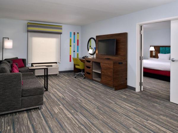 Hampton Inn by Hilton Panama City Beach : photo 1 de la chambre suite lit king-size avec canapé-lit - non-fumeurs