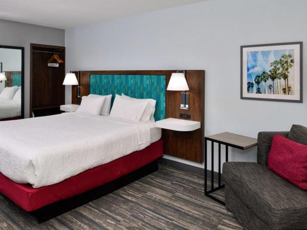 Hampton Inn by Hilton Panama City Beach : photo 2 de la chambre suite lit king-size avec canapé-lit - non-fumeurs