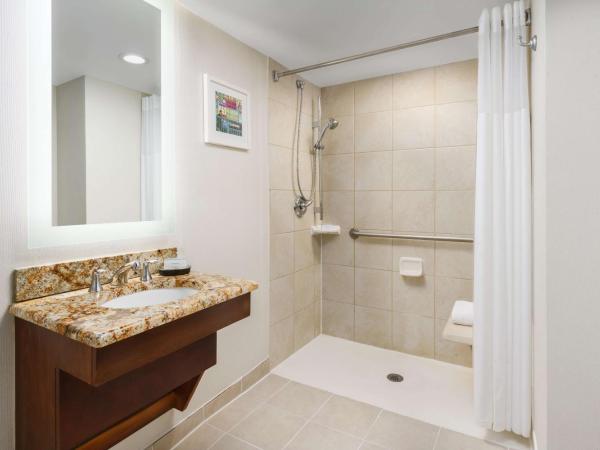 Hampton Inn Manhattan-35th St Empire State Bldg : photo 2 de la chambre chambre lit king-size avec douche accessible en fauteuil roulant - adaptée aux personnes à mobilité réduite/non-fumeurs