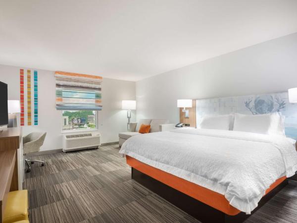 Hampton Inn & Suites Atlanta Buckhead Place : photo 2 de la chambre chambre lit king-size avec canapé-lit - non-fumeurs