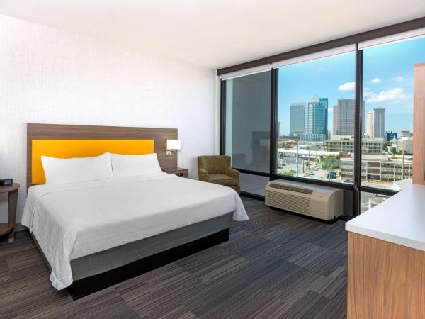 Home2 Suites By Hilton Tampa Downtown Channel District : photo 5 de la chambre suite d'angle lit king-size - vue