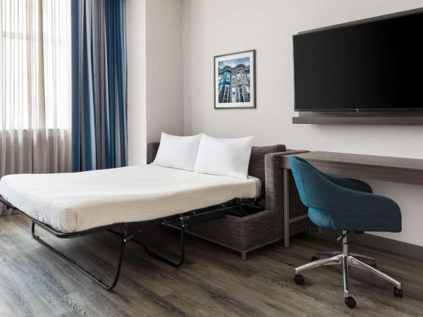 Hampton Inn & Suites Baltimore Inner Harbor : photo 1 de la chambre suite studio lit king-size avec canapé-lit – non-fumeurs