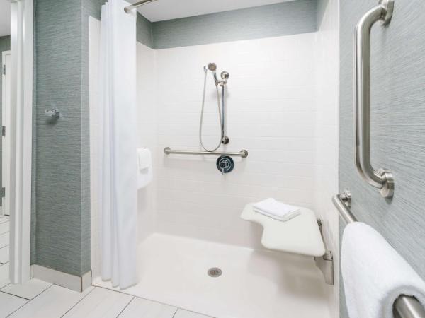 Homewood Suites by Hilton Myrtle Beach Oceanfront : photo 5 de la chambre chambre avec 2 lits queen-size et douche accessible en fauteuil roulant
