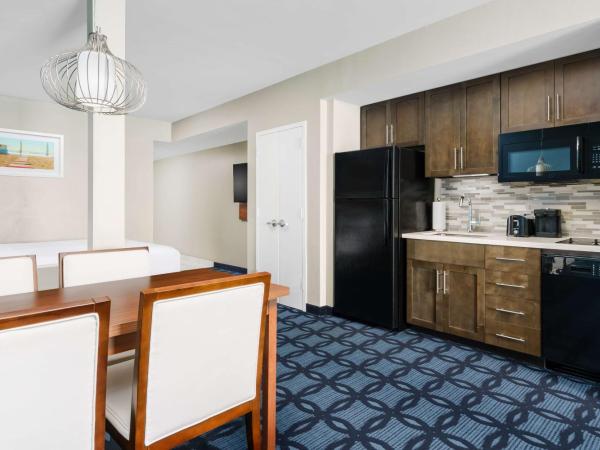 Homewood Suites by Hilton Myrtle Beach Oceanfront : photo 4 de la chambre studio king avec balcon - vue sur océan