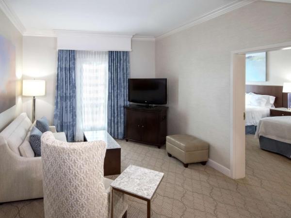 Hampton Inn & Suites South Park at Phillips Place : photo 4 de la chambre suite avec 2 lits queen-size et canapé-lit