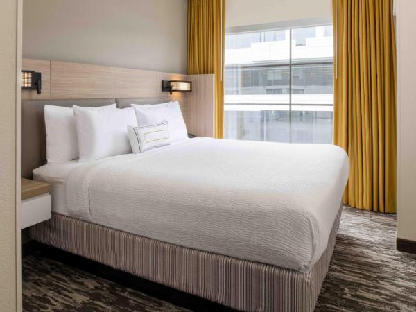 SpringHill Suites Seattle Downtown : photo 1 de la chambre suite lit king-size avec canapé-lit et baignoire adaptée - accessible aux personnes à mobilité réduite et malentendantes