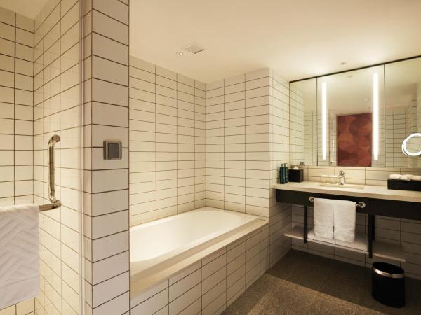 Hilton Kuching Hotel : photo 5 de la chambre suite lit king-size exécutive