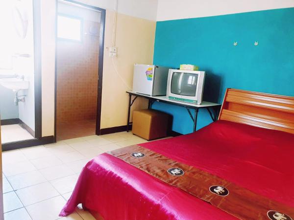 Roong-Arun Apartment : photo 3 de la chambre chambre double avec balcon
