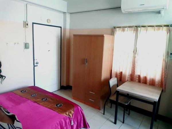 Roong-Arun Apartment : photo 2 de la chambre chambre double avec balcon