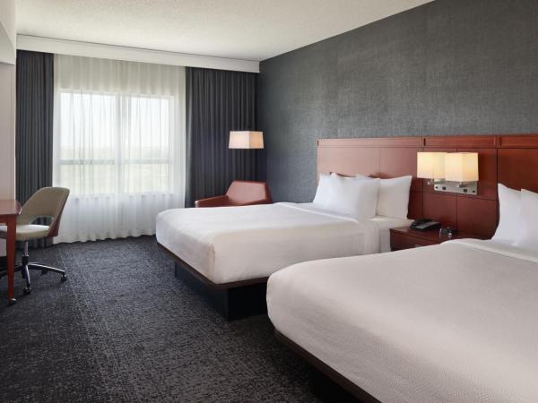 Courtyard by Marriott Calgary Airport : photo 1 de la chambre chambre avec 2 grands lits queen-size