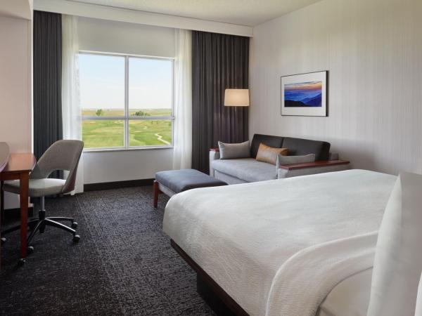 Courtyard by Marriott Calgary Airport : photo 1 de la chambre chambre lit king-size