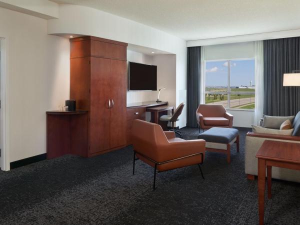 Courtyard by Marriott Calgary Airport : photo 2 de la chambre suite 1 chambre lit king-size