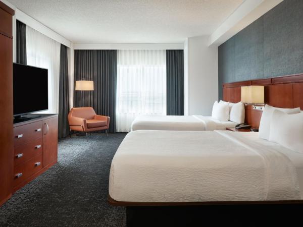 Courtyard by Marriott Calgary Airport : photo 2 de la chambre studio lit queen-size avec canapé-lit