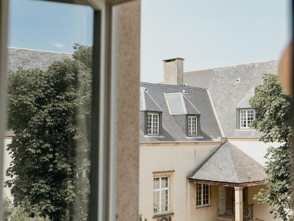 Kyriad Metz Centre - Restaurant Moze : photo 2 de la chambre chambre triple avec 1 lit jumeaux et 1 canapé-lit