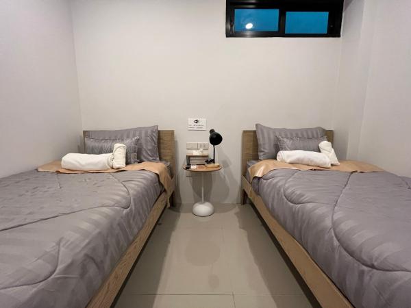 BnB98 Silom Hotel - 1 minutes from SKY TRAIN Sala Daeng station and SUBWAY Silom station : photo 3 de la chambre chambre lits jumeaux avec salle de bains commune