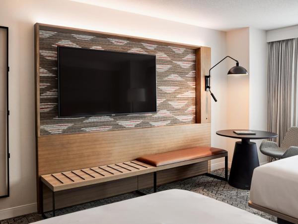 Sheraton Phoenix Downtown : photo 1 de la chambre traditional room, guest room, 1 king, city view, low floor