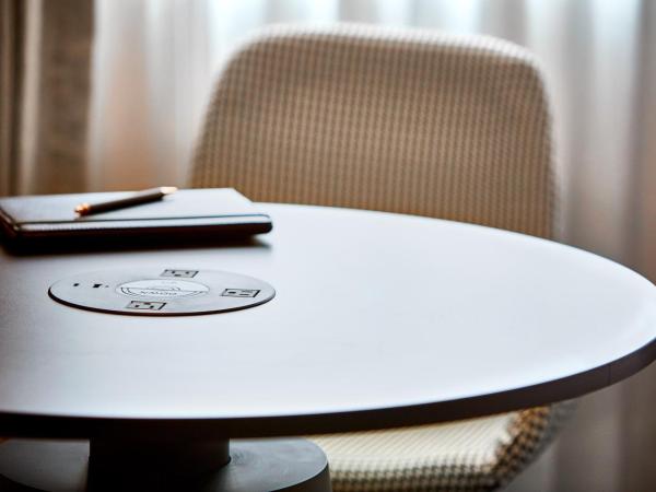 Sheraton Phoenix Downtown : photo 3 de la chambre traditional room, guest room, 1 king, city view, low floor