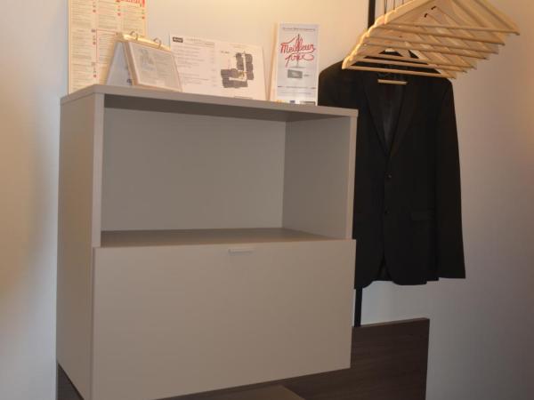 Kyriad Metz Centre - Restaurant Moze : photo 4 de la chambre chambre triple avec 1 lit double et 1 canapé-lit