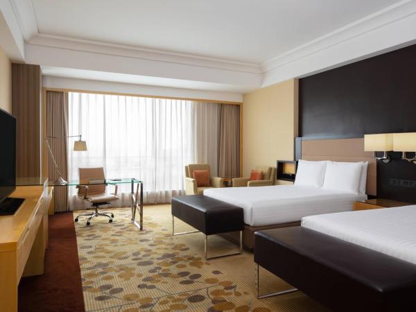 Courtyard by Marriott Shanghai Central : photo 1 de la chambre chambre lits jumeaux exécutive avec 2 lits simples et accès au salon - vue sur ville