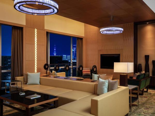 Courtyard by Marriott Shanghai Central : photo 4 de la chambre chambre lit king-size exécutive avec accès au salon - vue sur ville