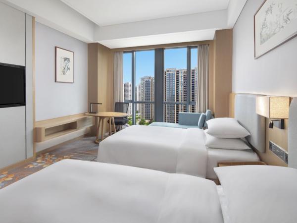Courtyard by Marriott Hangzhou Xiaoshan : photo 3 de la chambre chambre double exécutive avec 2 lits doubles - vue sur ville