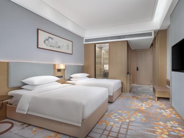 Courtyard by Marriott Hangzhou Xiaoshan : photo 5 de la chambre chambre premium avec 2 lits queen-size - vue sur ville
