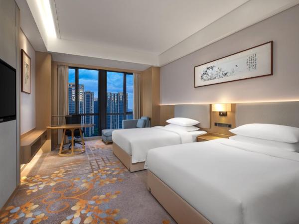 Courtyard by Marriott Hangzhou Xiaoshan : photo 4 de la chambre chambre premium avec 2 lits queen-size - vue sur ville