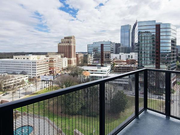 Canopy By Hilton Atlanta Midtown : photo 4 de la chambre suite 1 chambre lit king-size avec balcon - vue sur ville