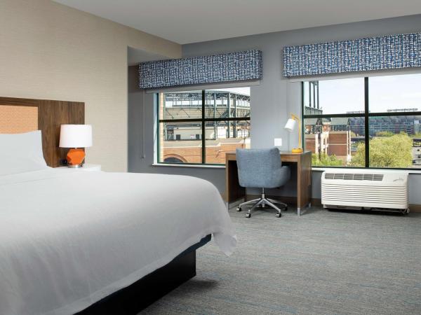 Hampton Inn Baltimore-Downtown-Convention Center : photo 2 de la chambre suite lit king-size d'angle avec canapé-lit - non-fumeurs