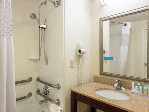 Hampton Inn Indianapolis Downtown Across from Circle Centre : photo 4 de la chambre chambre lit queen-size accessible aux personnes à mobilité réduite - non-fumeurs