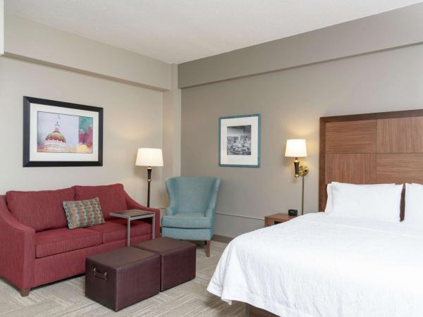 Hampton Inn Indianapolis Downtown Across from Circle Centre : photo 1 de la chambre chambre lit king-size exécutive avec canapé-lit - non-fumeurs