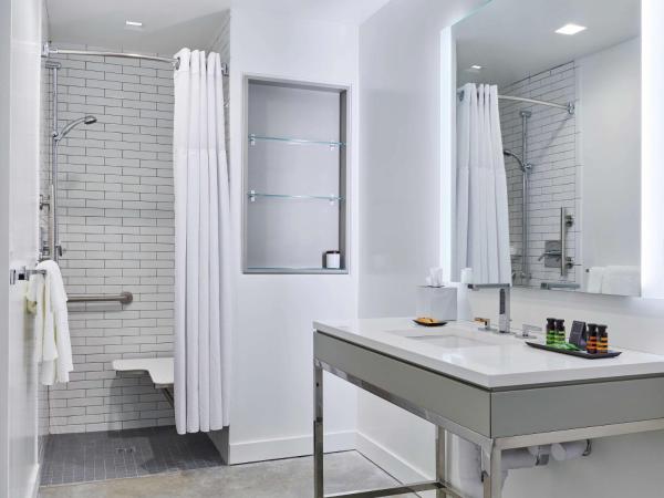 Canopy by Hilton Portland Pearl District : photo 4 de la chambre king room with mobility accessible shower