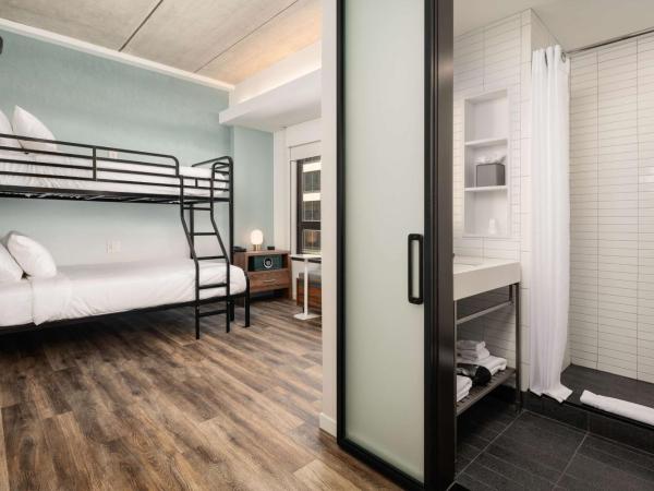 Motto by Hilton Philadelphia Rittenhouse Square : photo 2 de la chambre hébergement avec lits superposés (1 double et 1 simple)