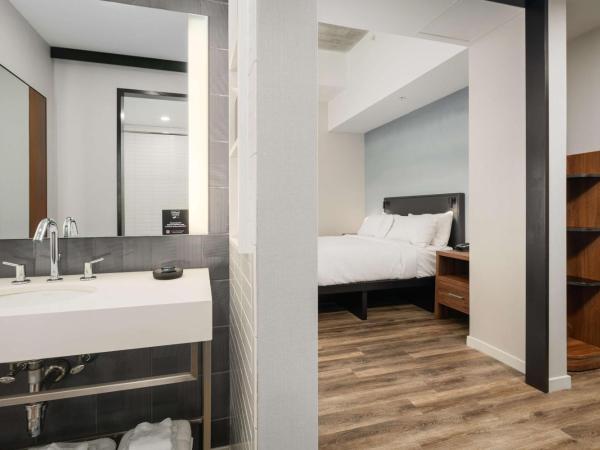 Motto by Hilton Philadelphia Rittenhouse Square : photo 1 de la chambre studio lit queen-size pour personnes à mobilité réduite avec douche accessible en fauteuil roulant