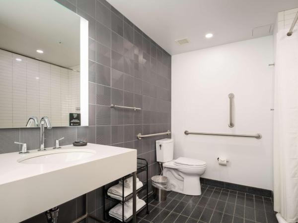 Motto by Hilton Philadelphia Rittenhouse Square : photo 4 de la chambre studio lit queen-size pour personnes à mobilité réduite avec douche accessible en fauteuil roulant