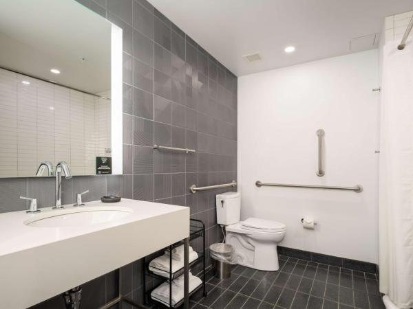 Motto by Hilton Philadelphia Rittenhouse Square : photo 6 de la chambre studio lit queen-size pour personnes à mobilité réduite avec douche accessible en fauteuil roulant