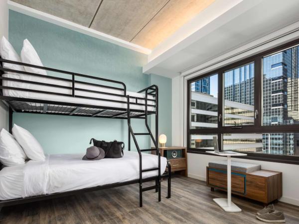 Motto by Hilton Philadelphia Rittenhouse Square : photo 1 de la chambre hébergement avec lits superposés (1 double et 1 simple)