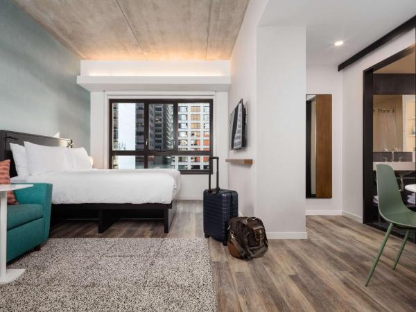 Motto by Hilton Philadelphia Rittenhouse Square : photo 2 de la chambre studio lit queen-size pour personnes à mobilité réduite avec douche accessible en fauteuil roulant