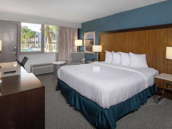 DoubleTree by Hilton Hotel Jacksonville Airport : photo 2 de la chambre chambre lit king-size avec balcon ou terrasse