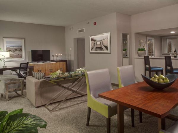 DoubleTree by Hilton Hotel Jacksonville Airport : photo 4 de la chambre suite deluxe avec lit king-size