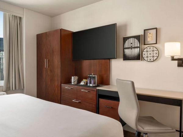 DoubleTree by Hilton New York Downtown : photo 3 de la chambre chambre lit king-size - vue sur ville