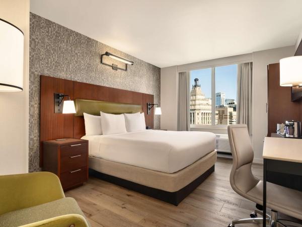 DoubleTree by Hilton New York Downtown : photo 1 de la chambre chambre lit king-size - vue sur ville