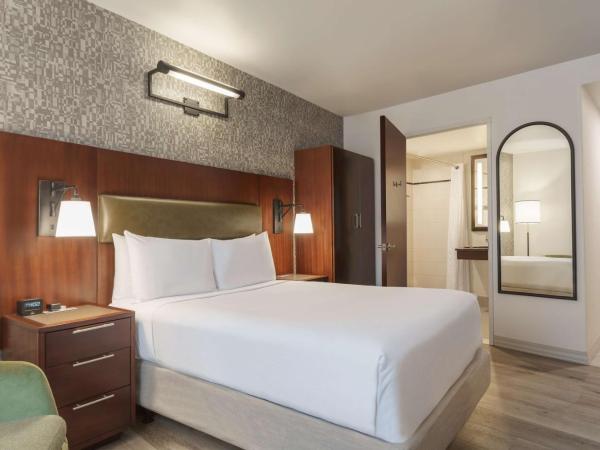 DoubleTree by Hilton New York Downtown : photo 4 de la chambre chambre double avec douche accessible aux personnes à mobilité réduite - installations pour personnes malentendantes