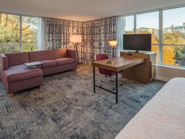 Hampton Inn And Suites By Hilton Portland-Pearl District : photo 2 de la chambre suite studio lit king-size avec canapé-lit - adaptée aux personnes malentendantes - non-fumeurs