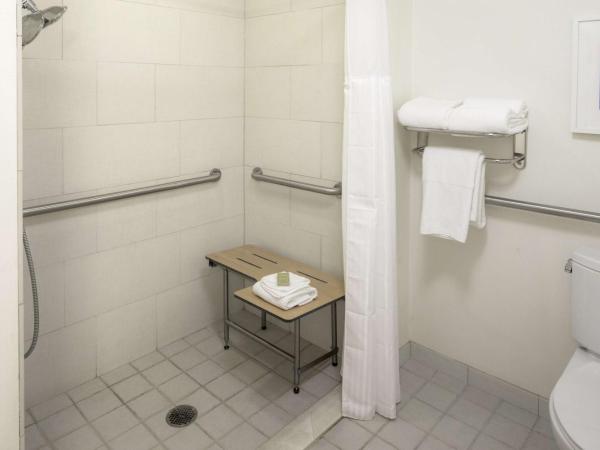 DoubleTree by Hilton Hotel & Suites Pittsburgh Downtown : photo 4 de la chambre double room with two double beds and roll-in shower - mobility and hearing access/non-smoking