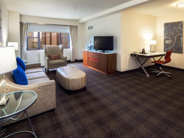 DoubleTree by Hilton Hotel & Suites Pittsburgh Downtown : photo 4 de la chambre suite lit king-size – non-fumeurs