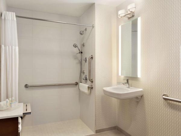 Homewood Suites by Hilton Portland Airport : photo 4 de la chambre suite lit queen-size avec douche accessible en fauteuil roulant - adaptée aux personnes à mobilité réduite
