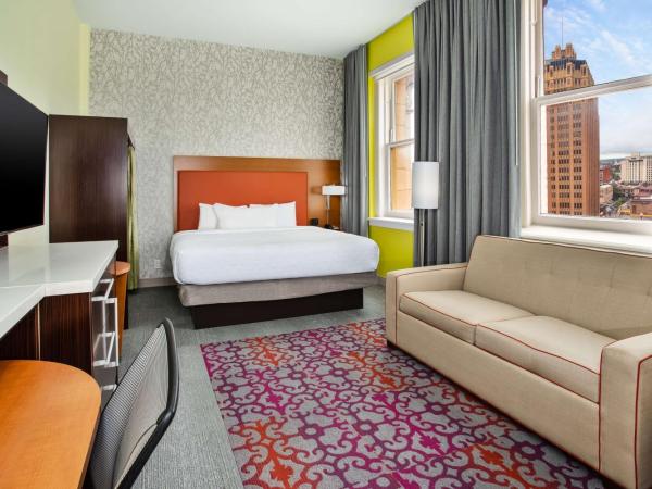 Home2 Suites by Hilton San Antonio Downtown - Riverwalk, TX : photo 2 de la chambre suite studio d’angle avec lit king-size - vue sur ville - non-fumeurs