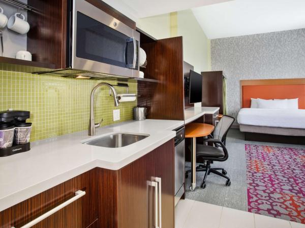 Home2 Suites by Hilton San Antonio Downtown - Riverwalk, TX : photo 1 de la chambre suite studio d’angle avec lit king-size - vue sur ville - non-fumeurs