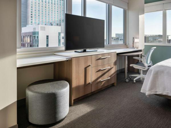 Home2 Suites By Hilton Denver Downtown Convention Center : photo 1 de la chambre suite studio lit king-size - vue sur montagne